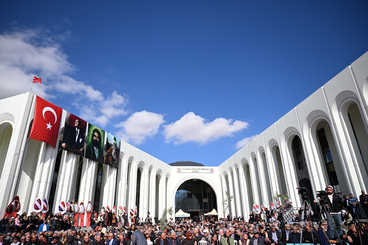 Biz buraya canlara, Alevi toplumuna hizmet için geldik