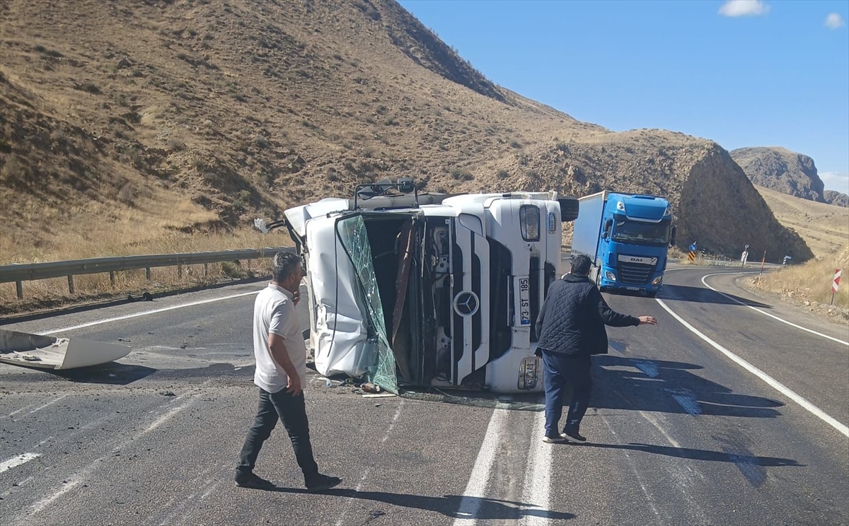 Erzurum'da devrilen tırın sürücüsü yaralandı