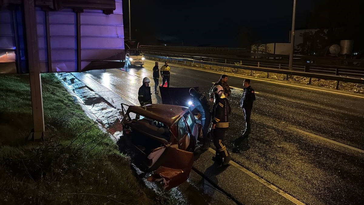 Gebze’de iki otomobilin çarpıştığı kazada 2 kişi yaralandı