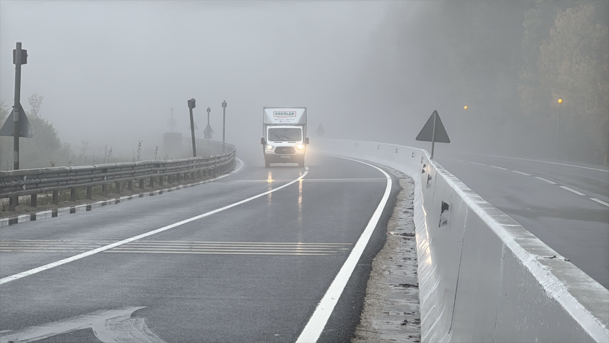 Bolu Dağı'nda sis ve sağanak etkili oluyor