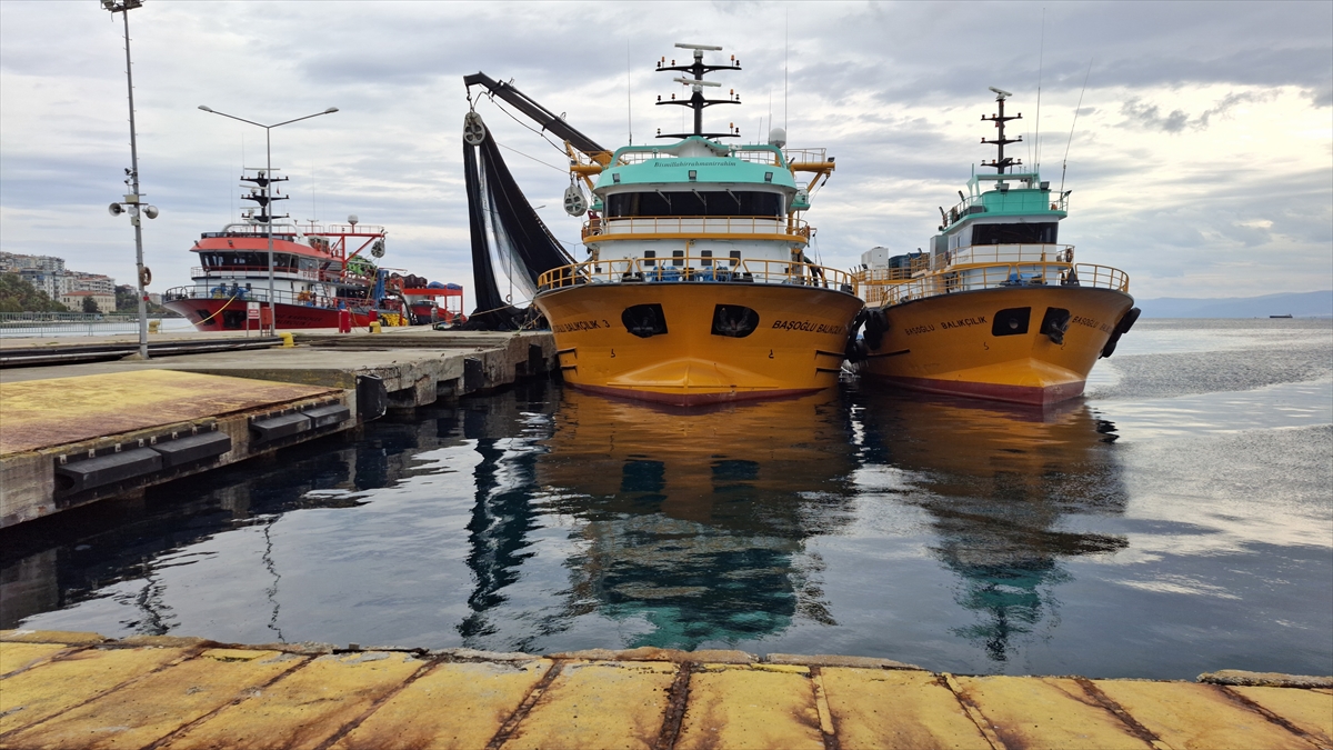 Sinop'ta fırtına uyarısı sonrası limana sığınan balıkçılar teknelerinin bakımını yapıyor