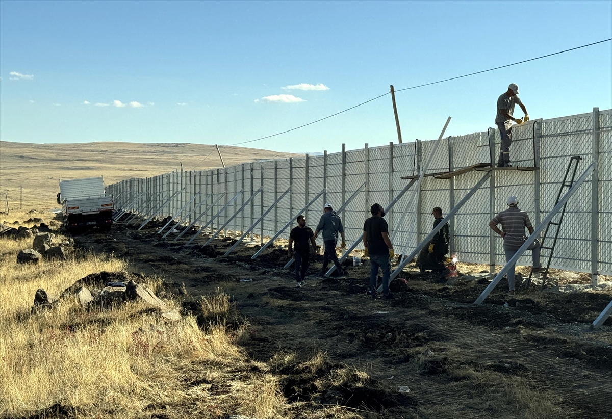 Ardahan'da kışın güvenli ulaşım için kara yollarına kar bariyerleri yapıldı