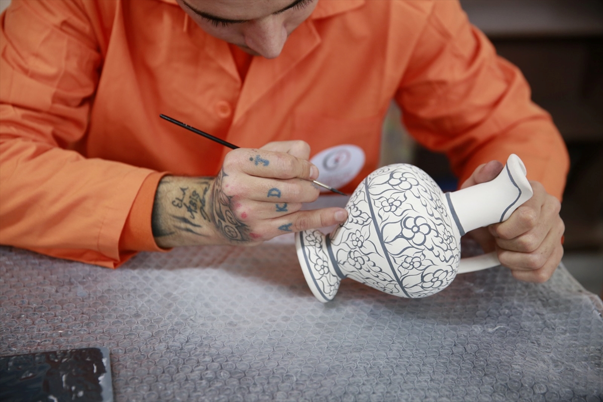 70 bin hükümlü ve tutuklu çeşitli işkollarında üretim yapıyor