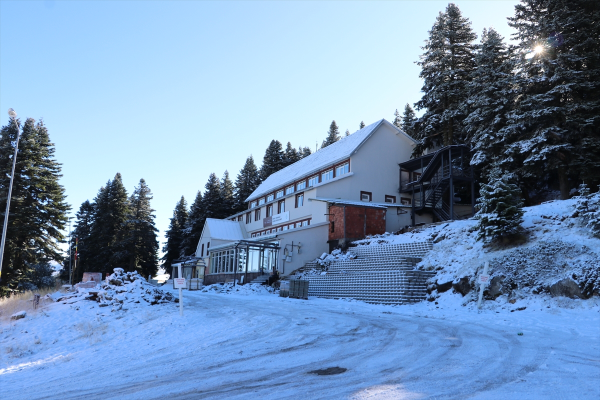 Kar yağışıyla beyaza bürünen Uludağ kayak sezonunu bekliyor