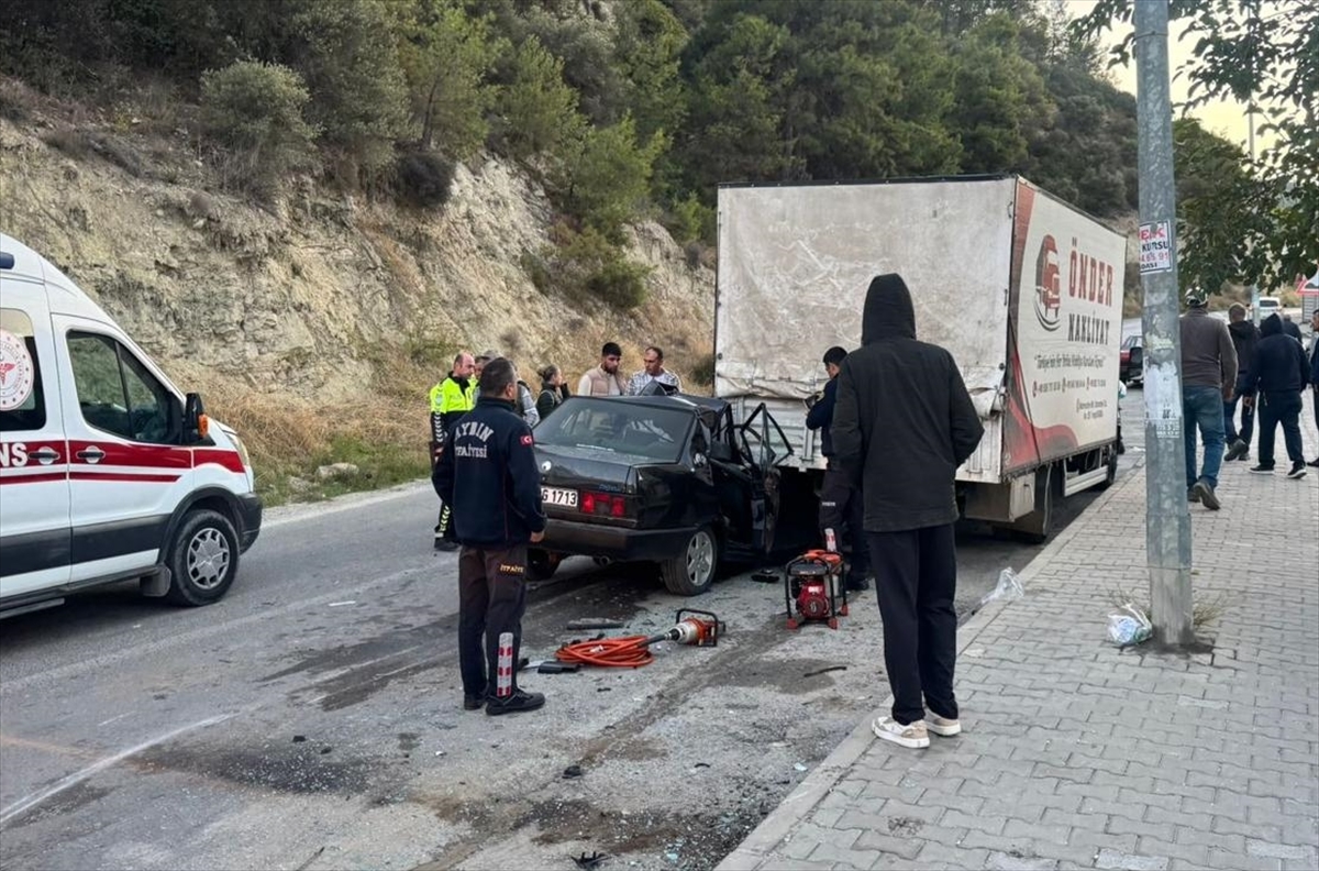 Aydın'da park halindeki kamyonete çarpan otomobildeki 1 kişi öldü, 4 kişi yaralandı