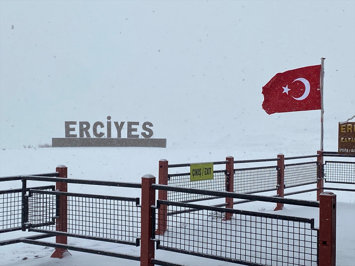 İç Anadolu'nun zirvesi Erciyes'te kar etkili oluyor