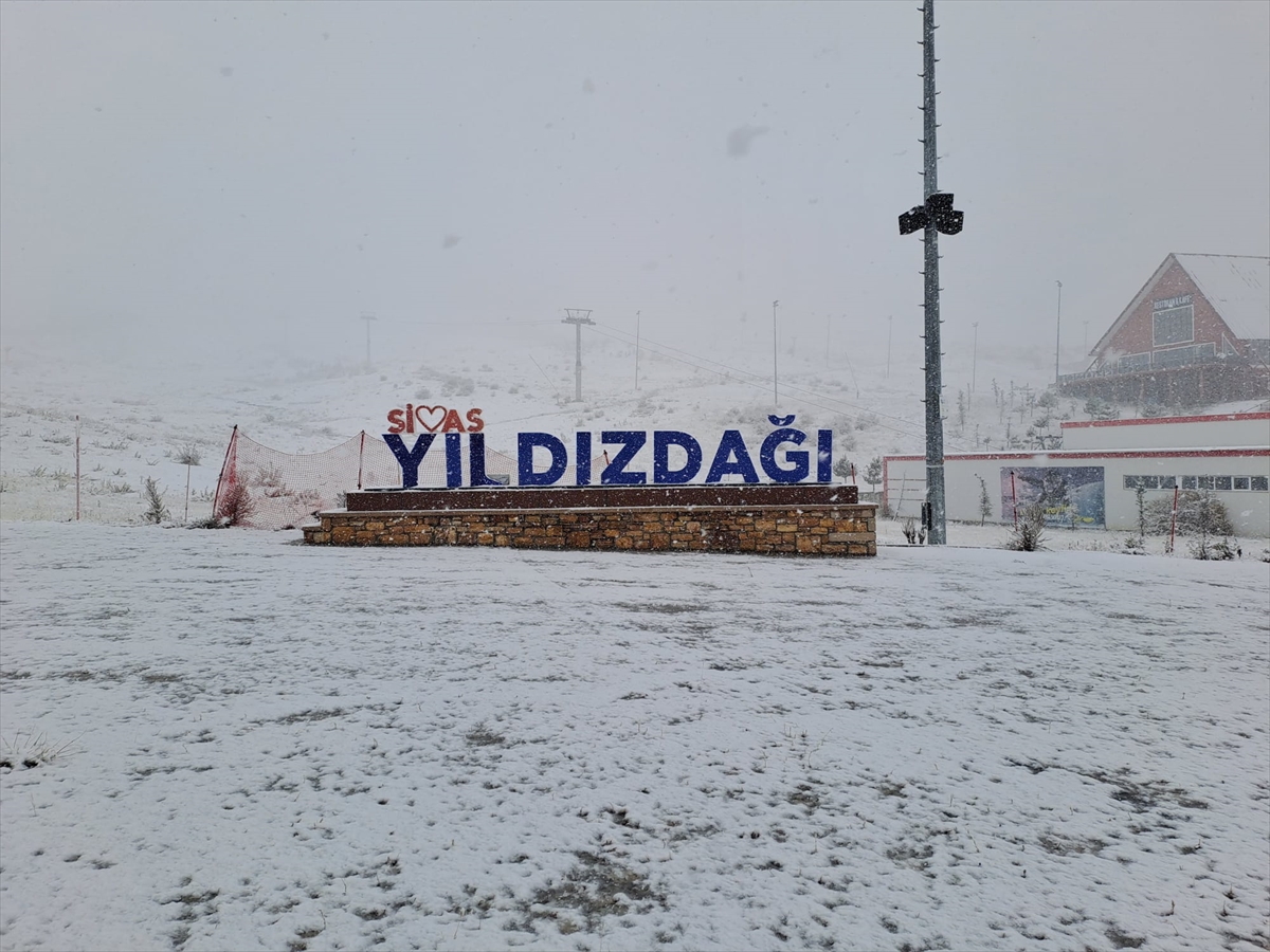 Sivas'ta Yıldız Dağı Kayak Merkezi'ne kar yağdı