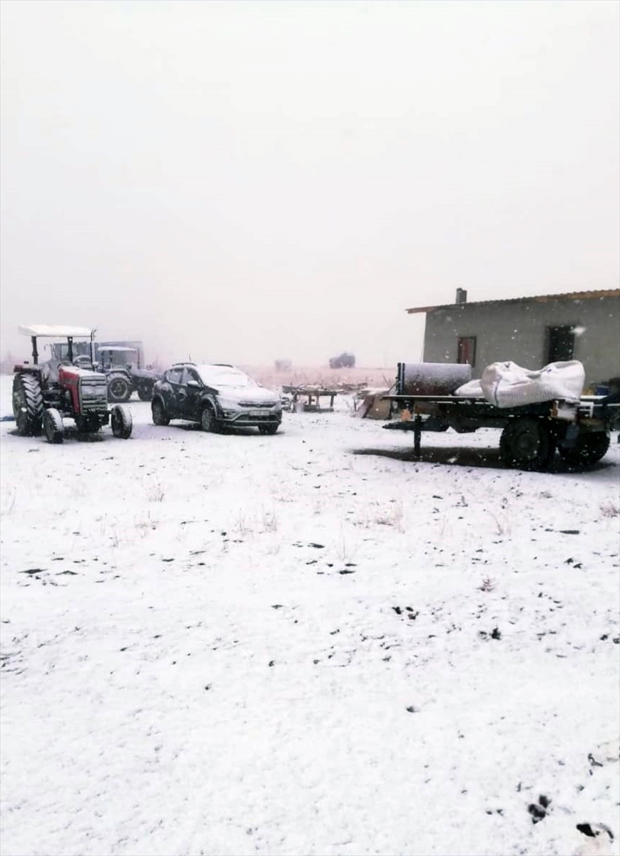 Niğde'nin yüksek kesimlerine mevsimin ilk karı yağdı