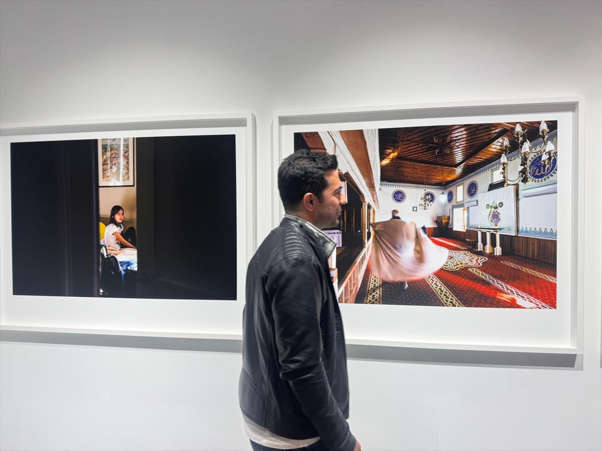 Zeki Demirkubuz, yeni sergisindeki fotoğraflarla yalnızlığını izini sürüyor