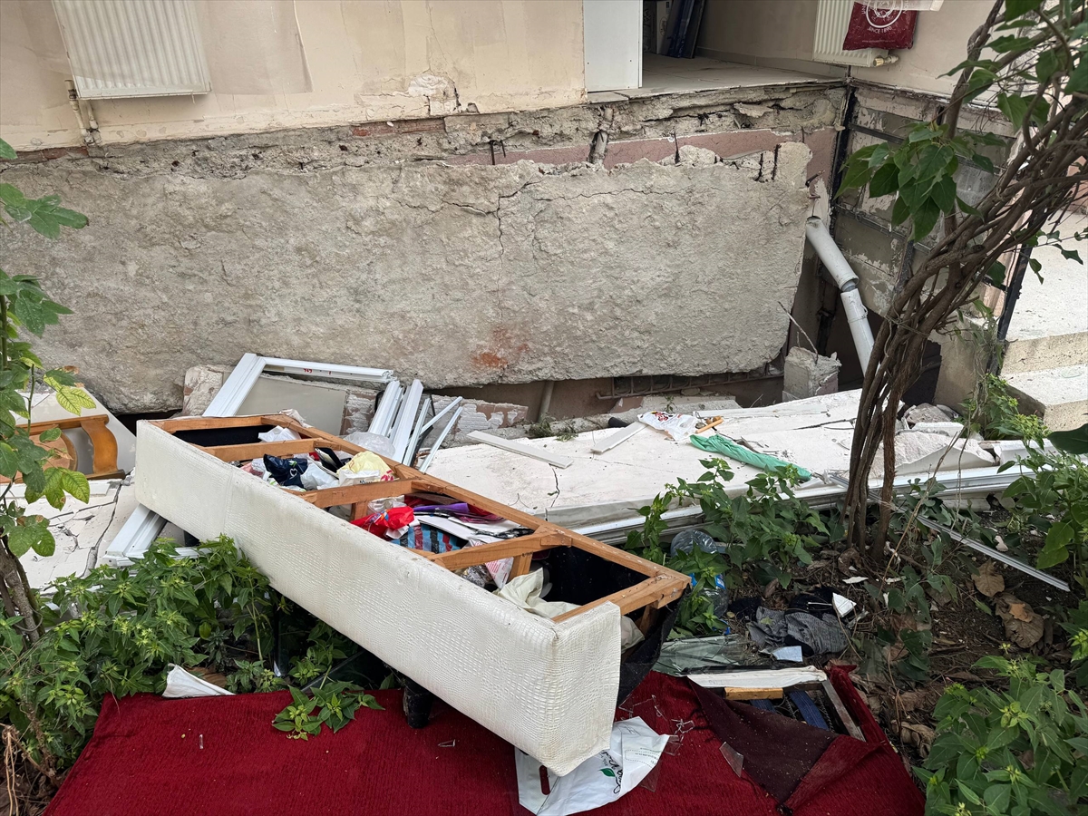 Avcılar'da, binanın çöken balkonundan yere düşen kadın yaralandı