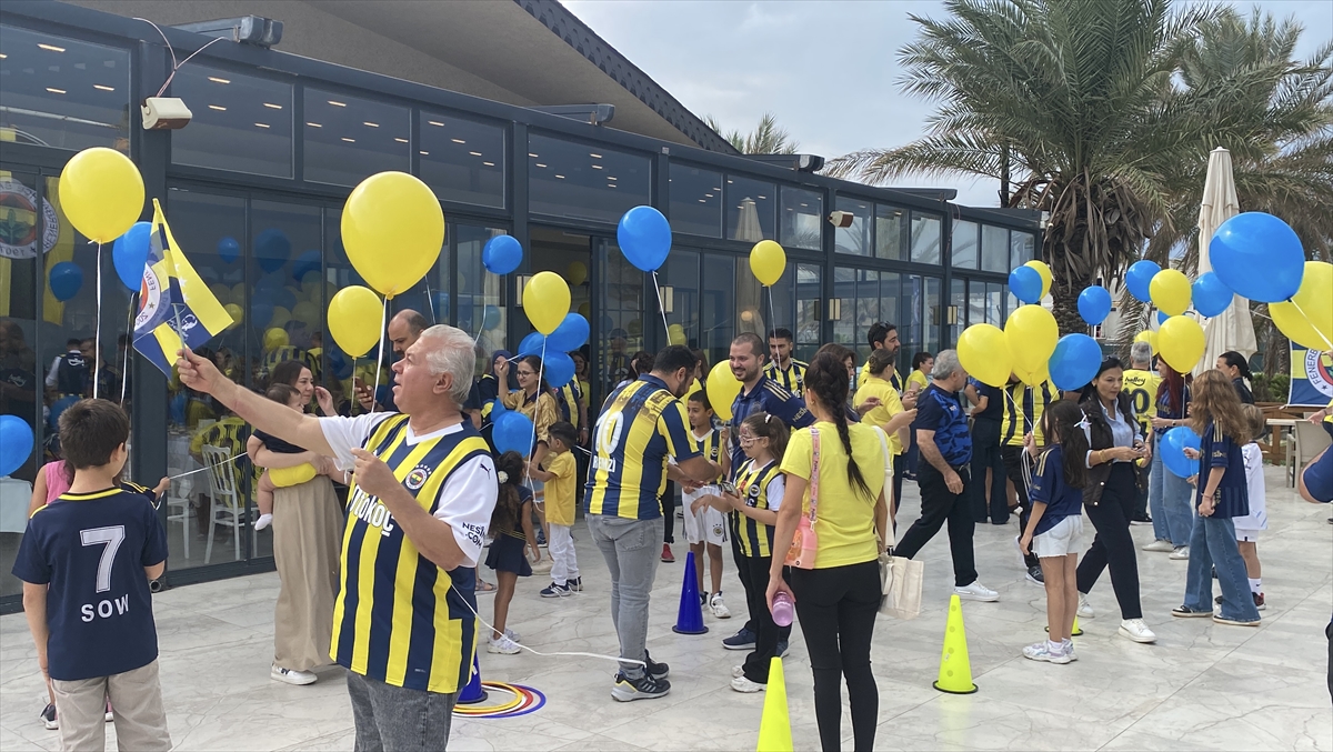 Hatay'da kanseri yenen Fenerbahçeli çocuk için gökyüzüne balonlar bırakıldı