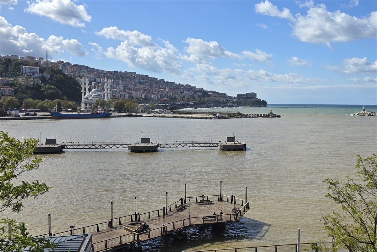 Zonguldak'ta yağışla gelen çamurlu su denizin rengini değiştirdi