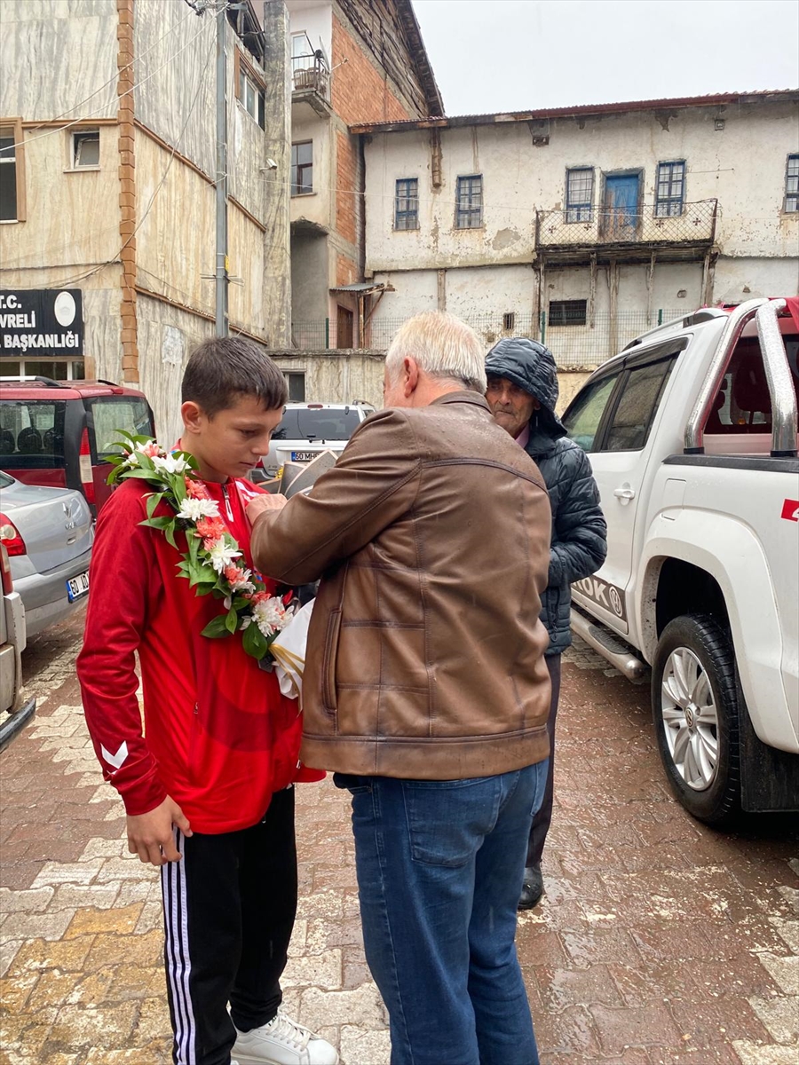 Balkan Şampiyonası'nda ikinci olan güreşçi memleketi Tokat'ta coşkuyla karşılandı