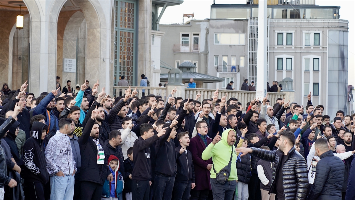 TÜGVA, gençleri Taksim Camisi'nde sabah namazında buluşturdu