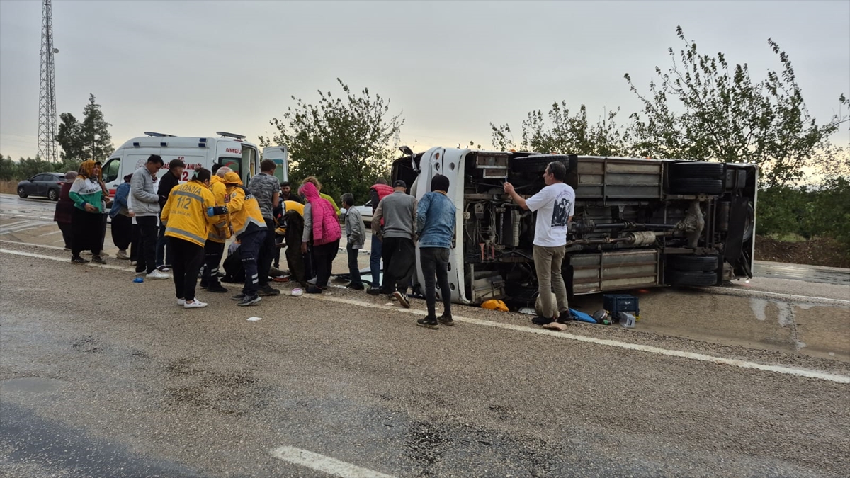 Kozan'da tarım işçilerini taşıyan midibüsün devrildiği kazada 11 kişi yaralandı