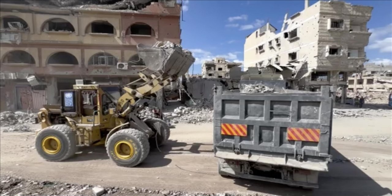 Han Yunus Belediyesi, ekipman eksikliğine rağmen İsrail saldırıları sonucu kapanan yolları açmaya başladı