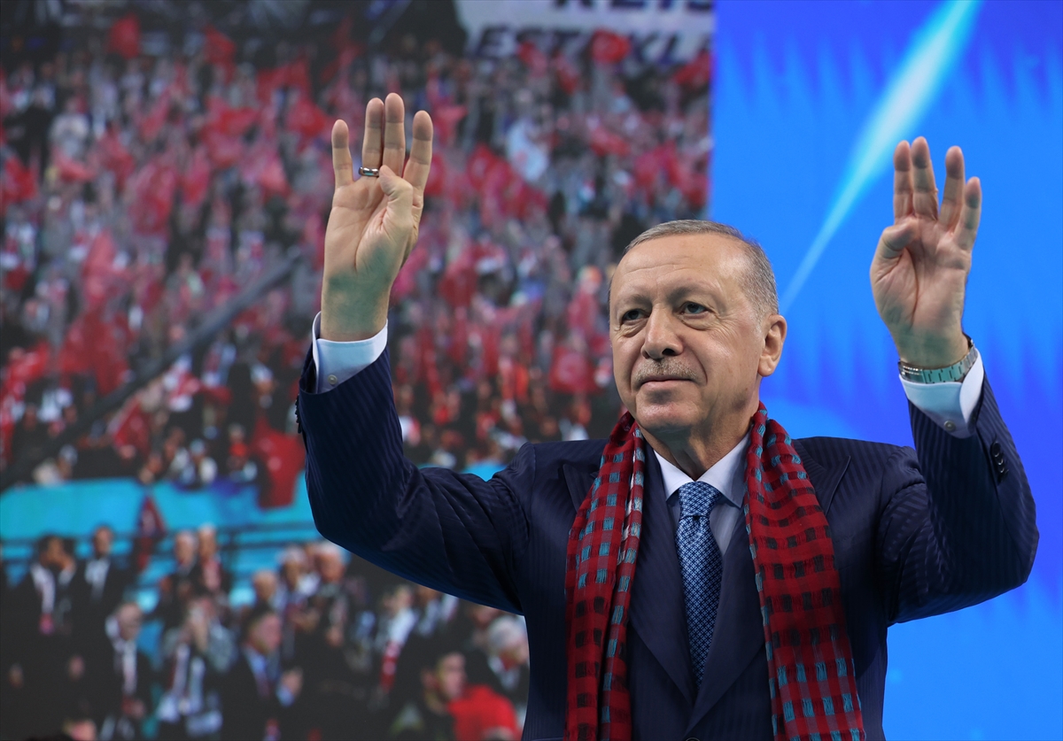 Her savaşta olduğu gibi burada da kazanan kan tüccarlarıdır