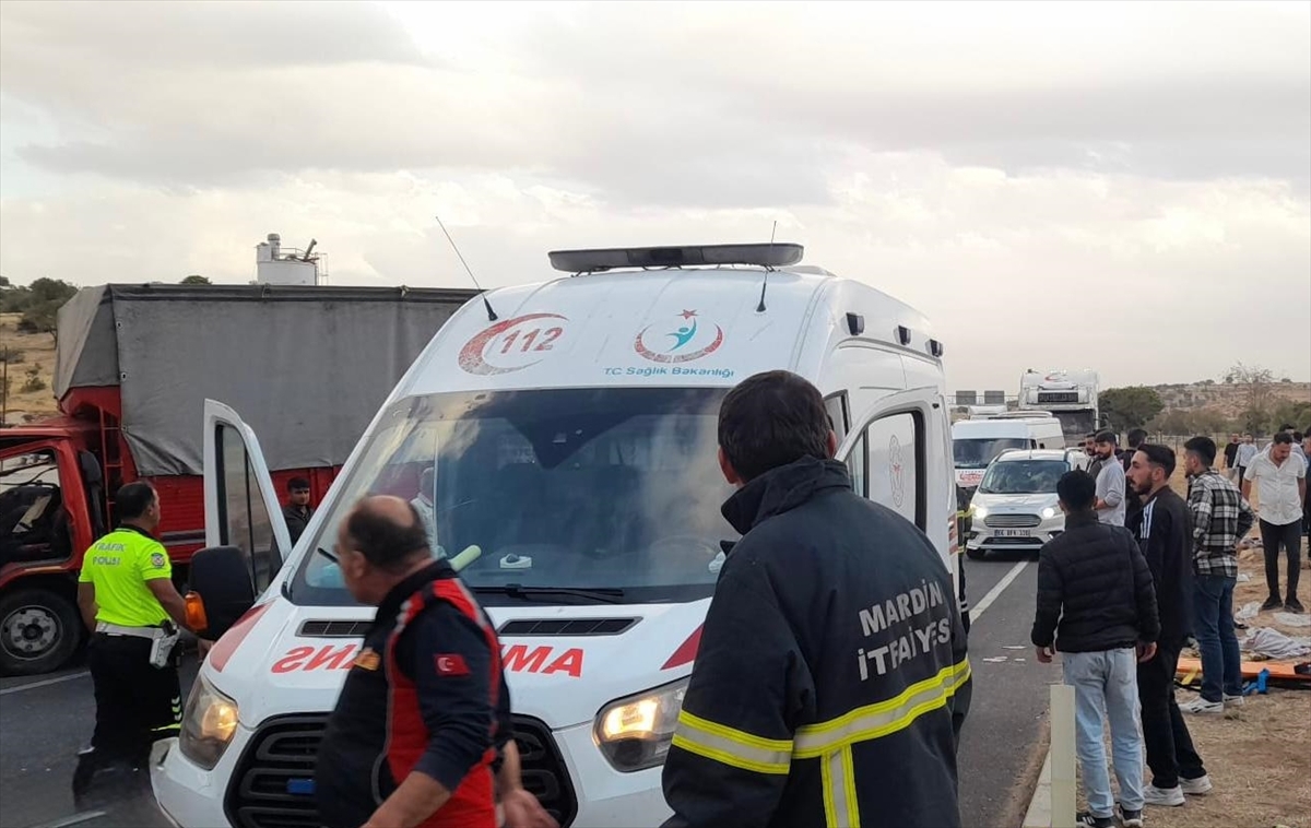 Mardin'de kamyon ile kamyonetin çarpıştığı kazada 14 kişi yaralandı