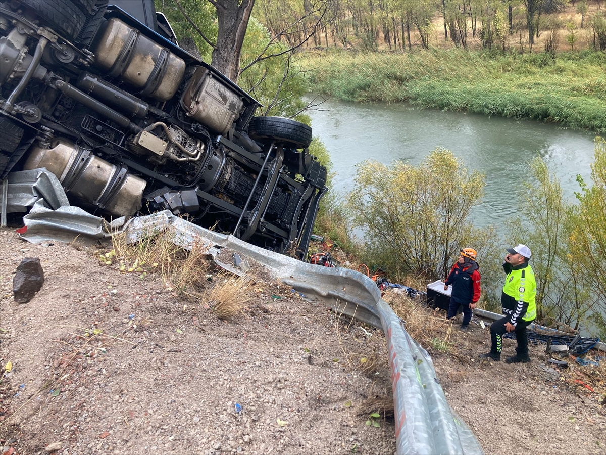Sivas'ta devrilen tırın sürücüsü yaralandı