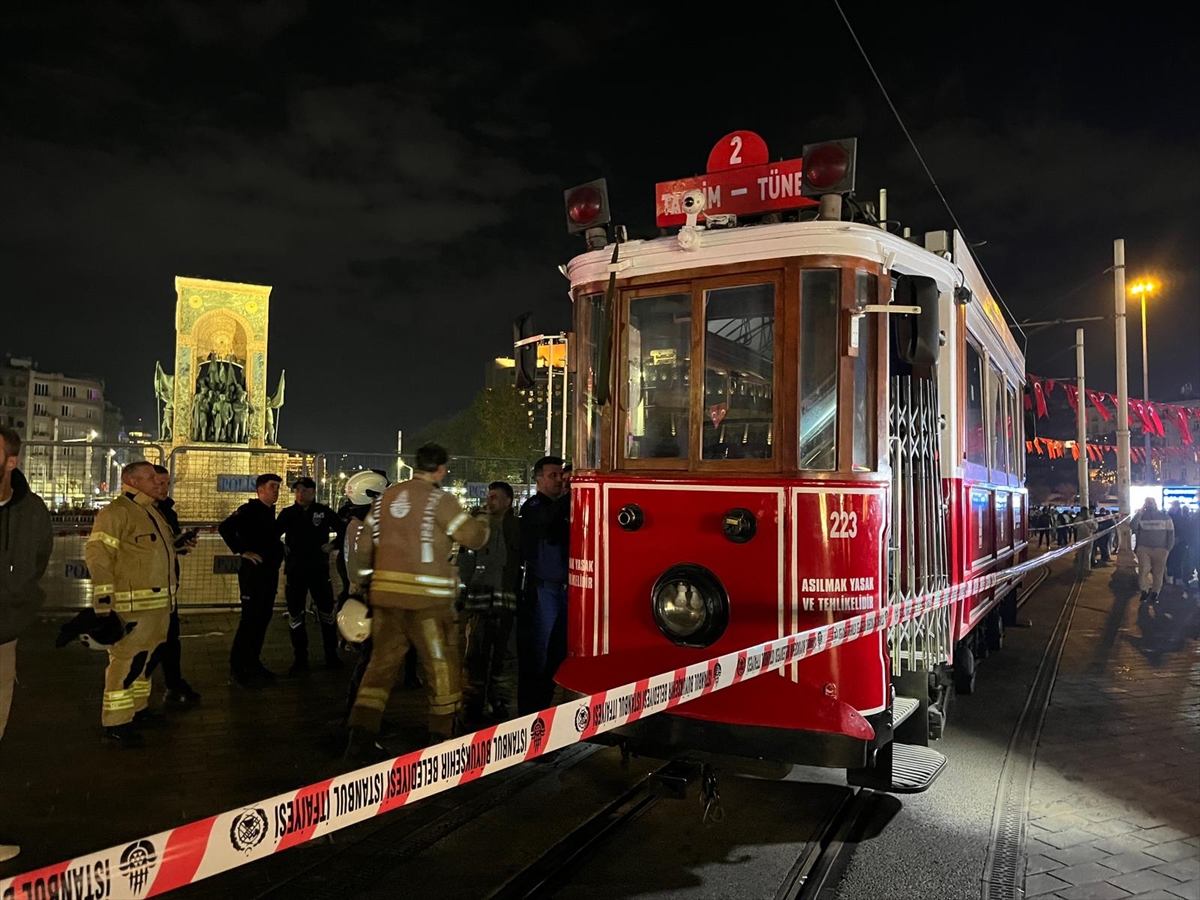 Taksim'de nostaljik tramvayda çıkan yangın söndürüldü