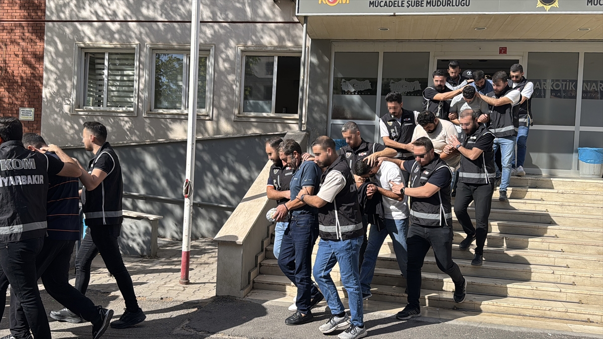 Diyarbakır merkezli silah ve mühimmat kaçakçılığı operasyonunda 19 zanlı tutuklandı
