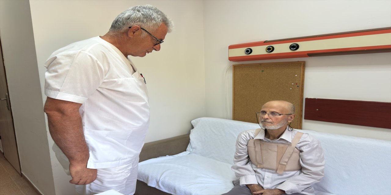 İzmir'de kalbi 3 kez duran 74 yaşındaki hasta, 10 saatlik riskli ameliyatla hayata döndü