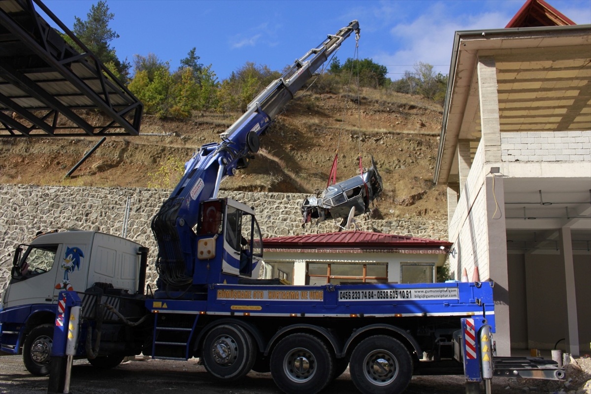 Gümüşhane'de uçuruma yuvarlanan otomobil sürücüsü yaralandı