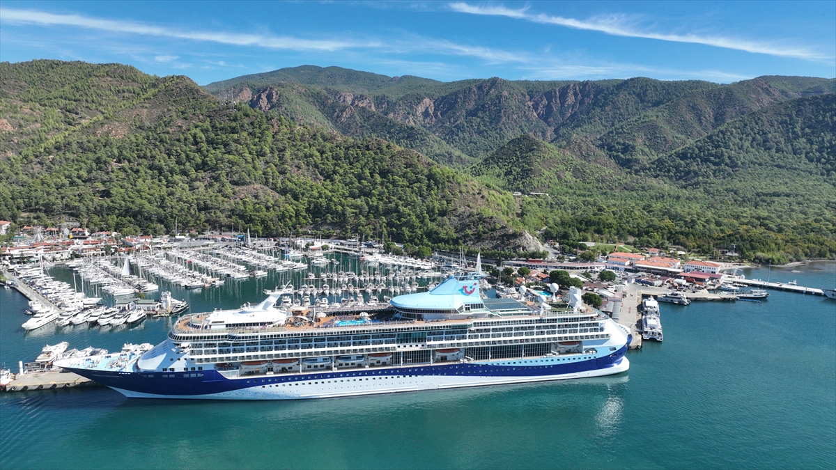 "Marella Discovery 2" kruvaziyeri Marmaris'e 1736 turist getirdi
