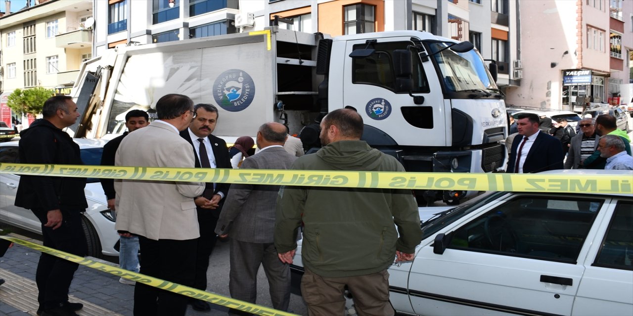 Samsun Vezirköprü’de 78 yaşındaki İsmet Coşar, çöp kamyonunun altında kalarak hayatını kaybetti