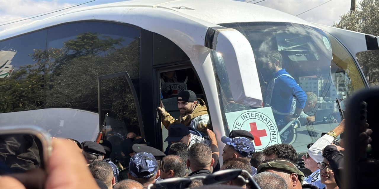 İsrail, Gazze’deki ateşkesin ilk aşamasında 96 Filistinli esiri serbest bıraktı.