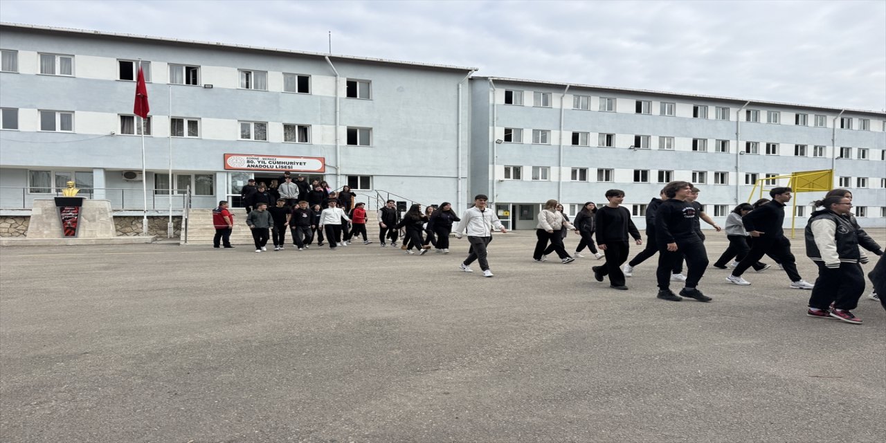 Trakya'da MEB'in "Afetler ve Dayanıklılık Ayı" kapsamında okullarda tahliye tatbikatları gerçekleştirildi