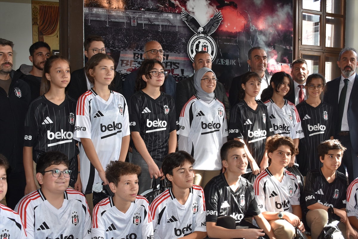 Beşiktaş Kulübü üyeleri, Afyonkarahisar'da öğrencilere forma hediye etti