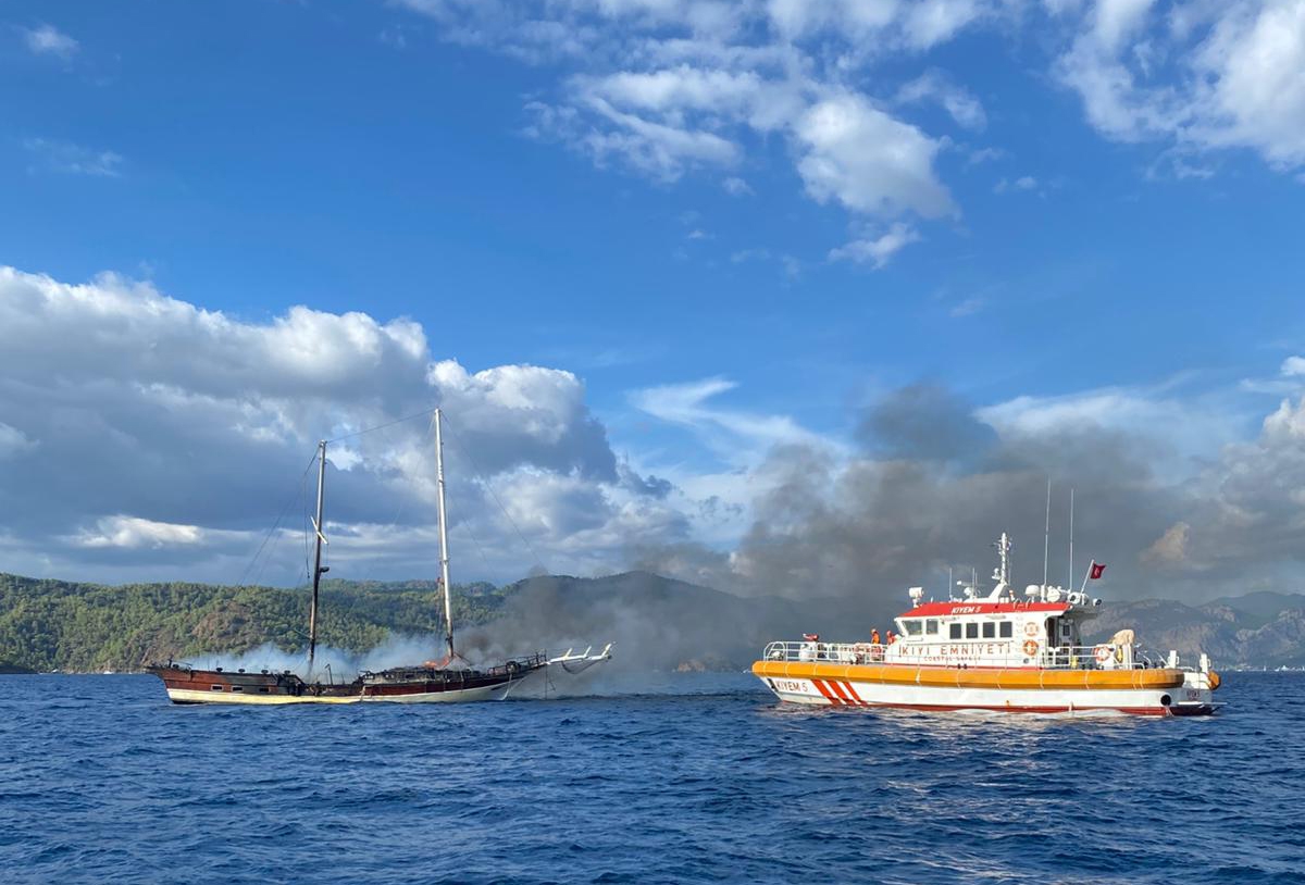Fethiye'de yangın çıkan tekne söndürme çalışmaları sırasında battı