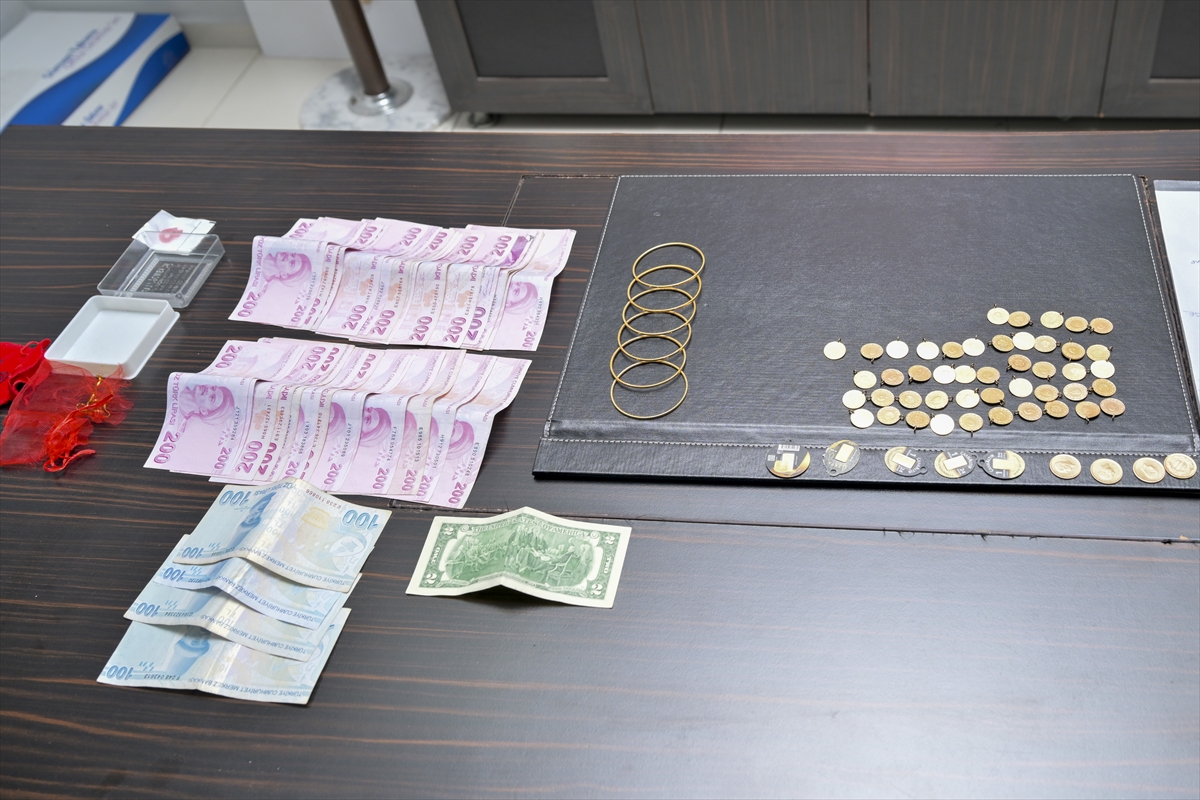 Esenyurt'ta parkta unutulan ziynet eşyası ile para bulunan çanta sahibine teslim edildi