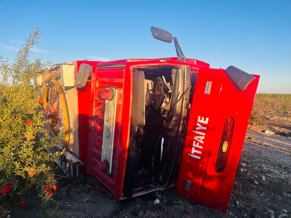 Antalya'da yangına müdahaleye giderken kaza yapan itfaiye aracındaki 2 kişi yaralandı