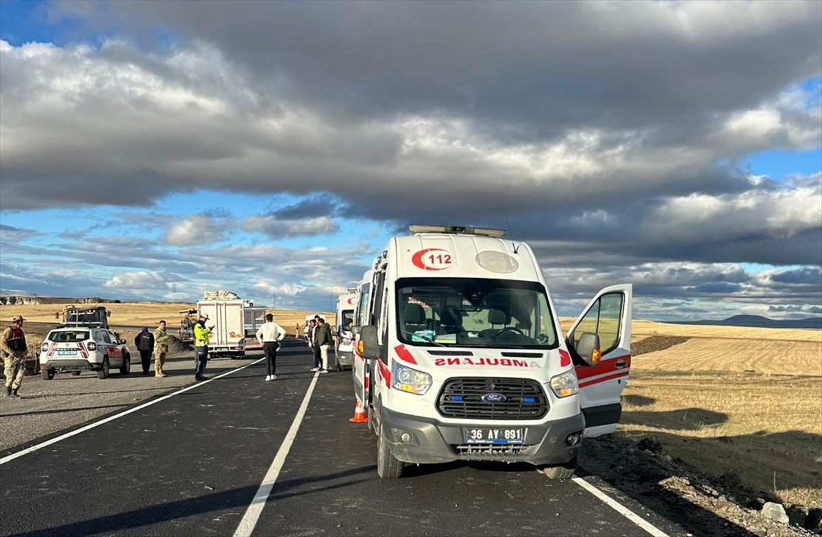 Kars'ta şarampole devrilen otomobildeki 1 kişi öldü, 3 kişi yaralandı