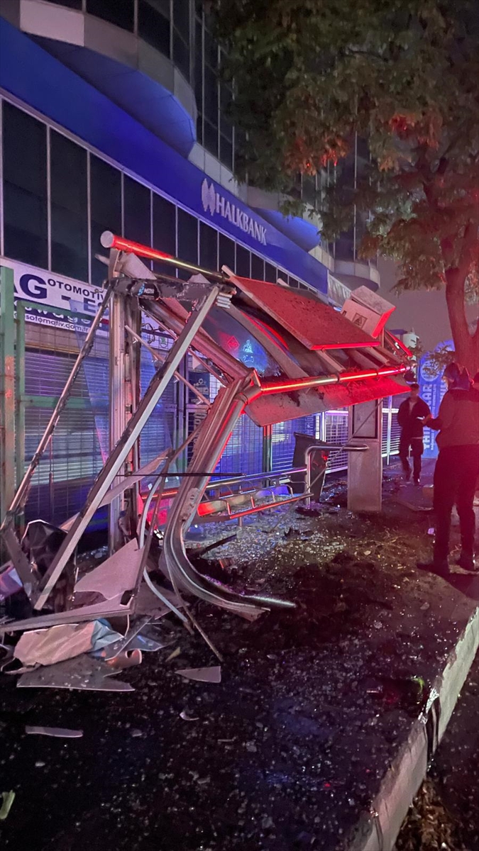 Başakşehir'de otomobilin otobüs durağına çarpması sonucu 1 kişi yaralandı