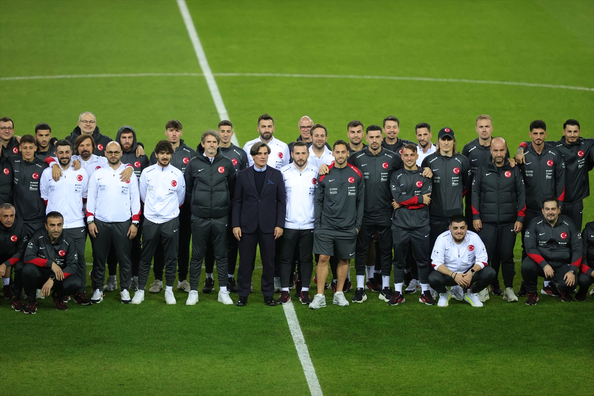 A Milli Futbol Takımı, Kocaeli Stadı'nda yürüyüş yaptı