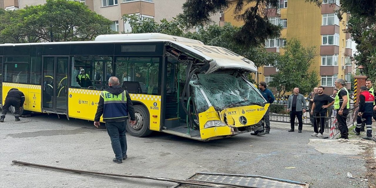 Üsküdar’da el freni çekilmeyen İETT otobüsü istinat duvarına çarparak asılı kaldı