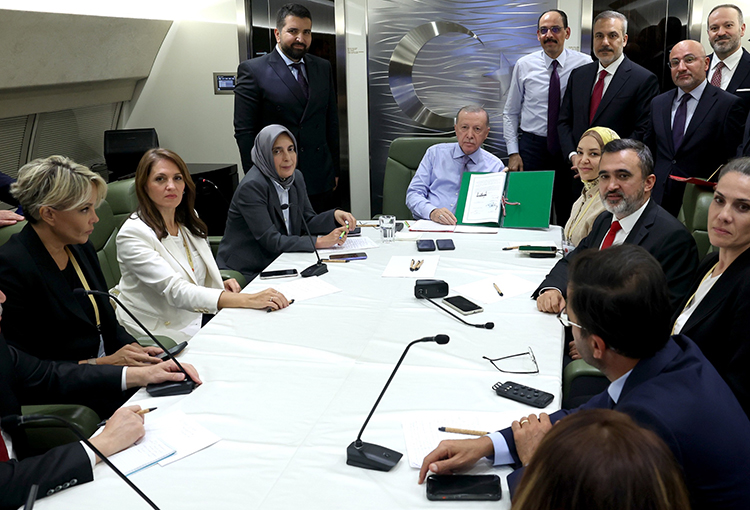 Cumhurbaşkanı Erdoğan, Mısır ziyareti dönüşü gazetecilerin sorularını yanıtladı