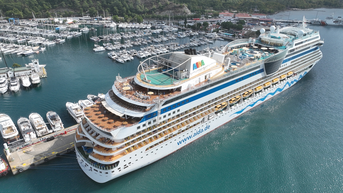 Marmaris'e "Aida Stella" kruvaziyeriyle 2 bin 500 yolcu geldi
