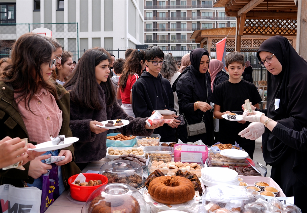 Bu Okul Paydaşları Alkışlanır. Beylikdüzü'nde ortaokul öğrencileri, Filistinli çocuklara destek olmak için kermes düzenledi