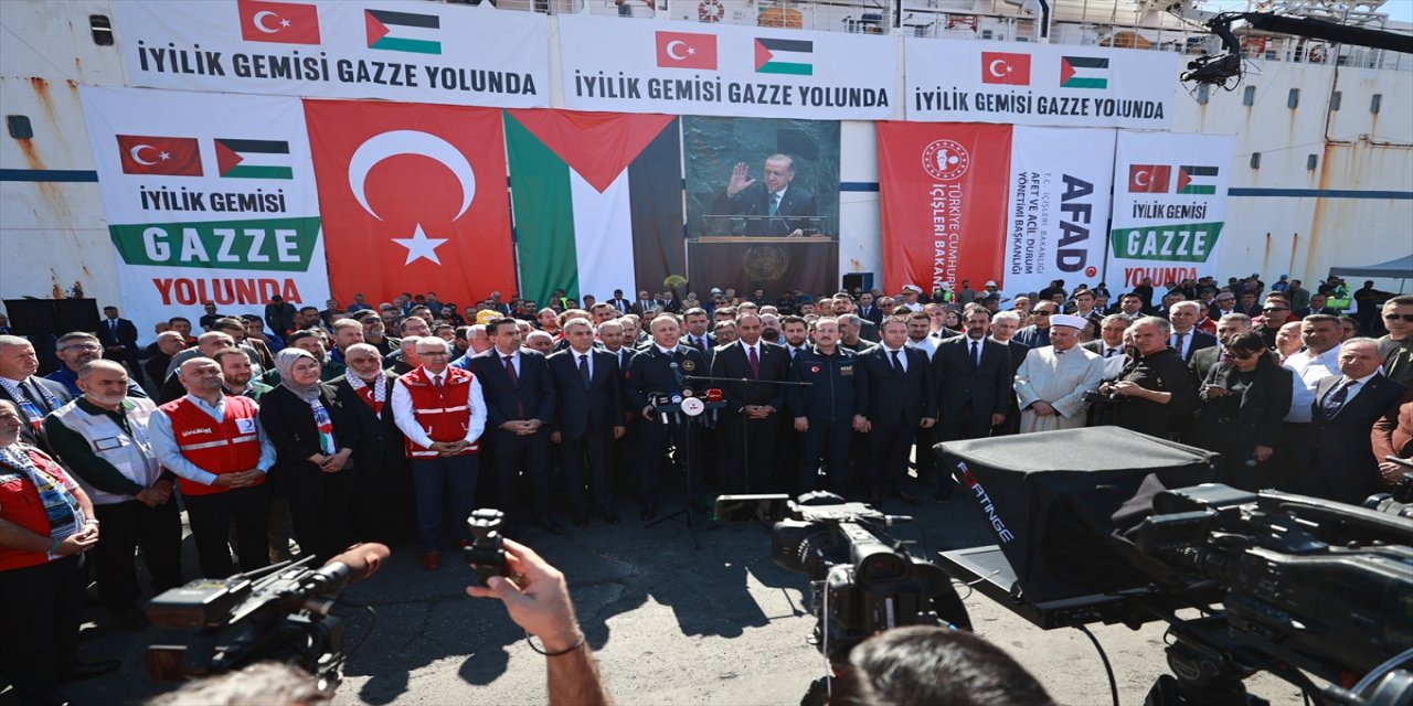 Bakan Yerlikaya: 900 ton gıda yüklü "İyilik Gemisi" Gazze için Mersin'den yola çıktı