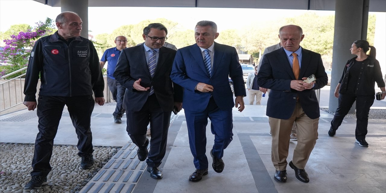 İzmir’de 6,6 Büyüklüğünde Deprem Senaryolu Tatbikat: Helikopterle Yaralı Tahliyesi ve Enkaz Kurtarma