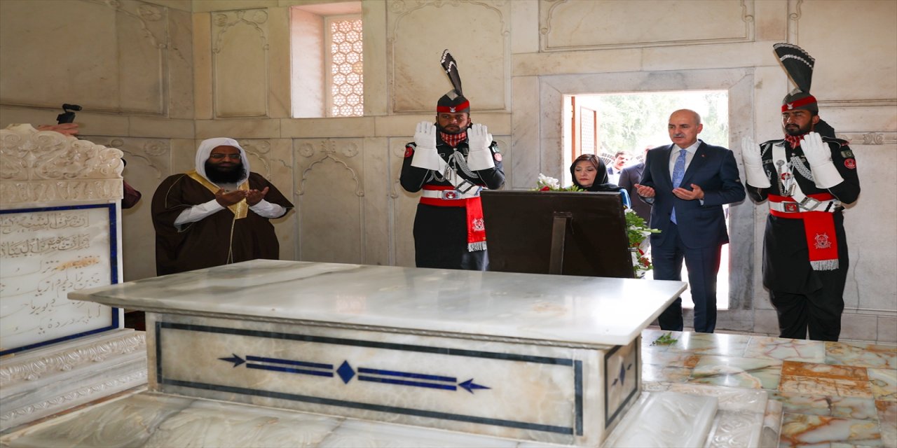 TBMM Başkanı Kurtulmuş, Pakistan’da Muhammed İkbal’in Kabrini Ziyaret Etti.