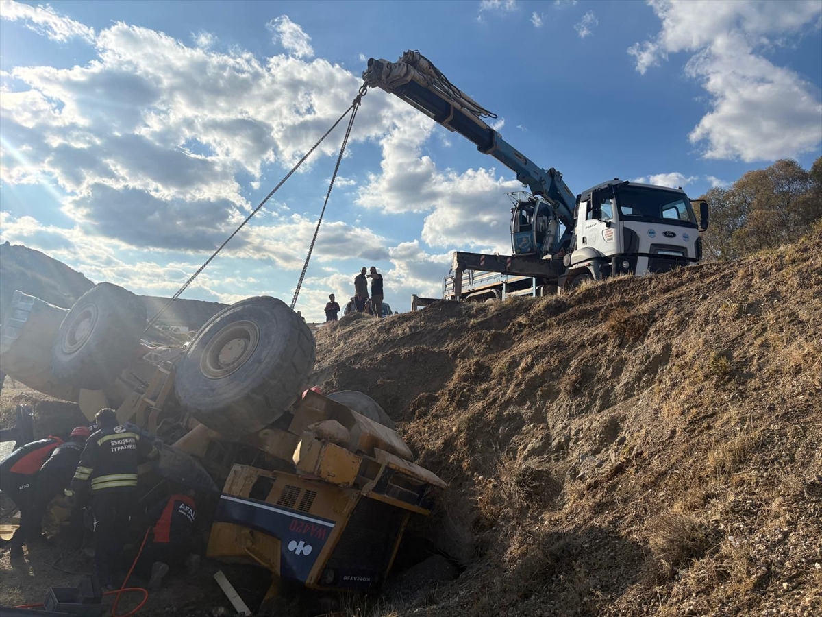 Eskişehir'de devrilen iş makinesinin operatörü yaralandı
