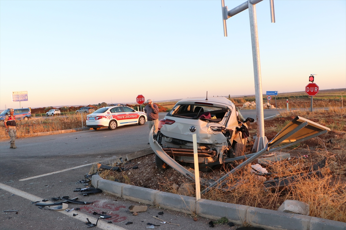 Kilis'te minibüs ile otomobilin çarpıştığı kazada 12 kişi yaralandı