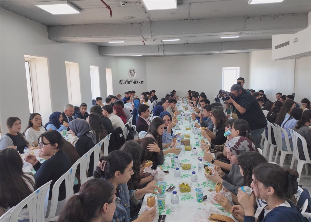 Mersin'de üniversite sınavına hazırlanan öğrencilere döner ikramı