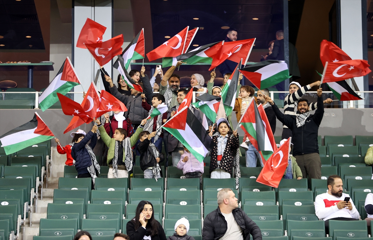 AA'nın Filistinli çalışanlarının çocukları Türkiye-Gürcistan maçı için Kocaeli'de