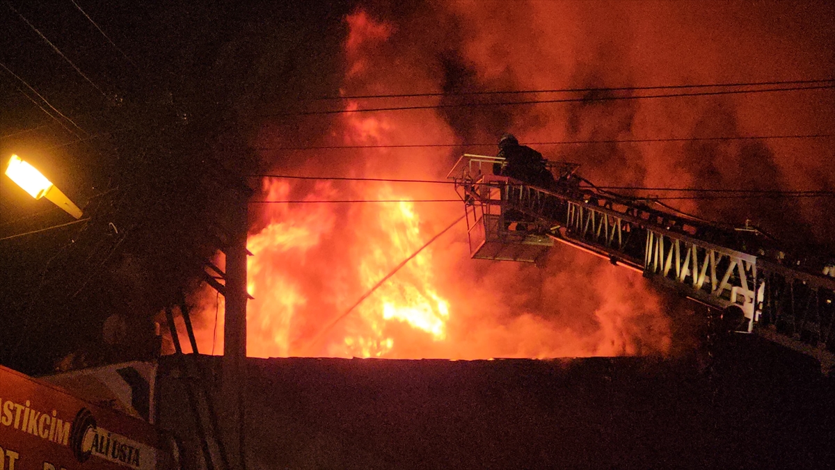 Çorum'da yangın çıkan oto lastik dükkanında hasar oluştu